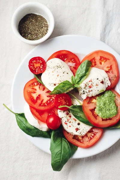 Caprese Salat Tomaten Mozzarella Basilikumblätter Und Pesto Sauce — Stockfoto