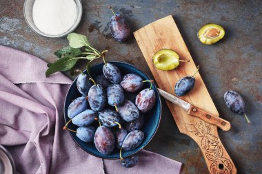 Bir kasede taze toplanmış erikler. Erik reçeli hazırlanıyor..