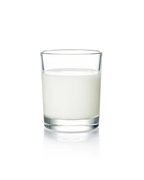 在白色背景上分离的牛奶杯 — 图库照片