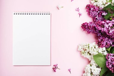 Not defteri kağıdı, pembe arka planda mor ve beyaz leylaklar..
