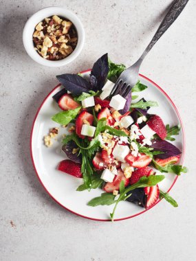 Çilekli salata, roka, fesleğen ve peynir..