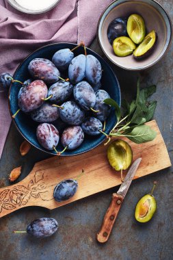 Bir kasede taze toplanmış erikler. Erik reçeli hazırlanıyor..