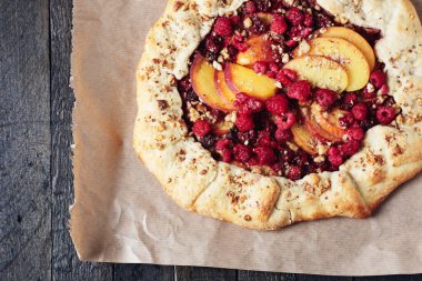 Ahududu turtası, koyu ahşap arka planda turta..