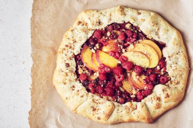 Ahududu ve şeftalili turta, açık arkaplan turtası.