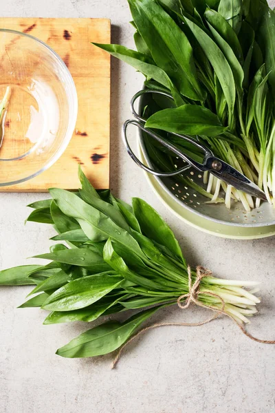 Frische Bärlauchblätter Auf Dem Küchentisch — Stockfoto