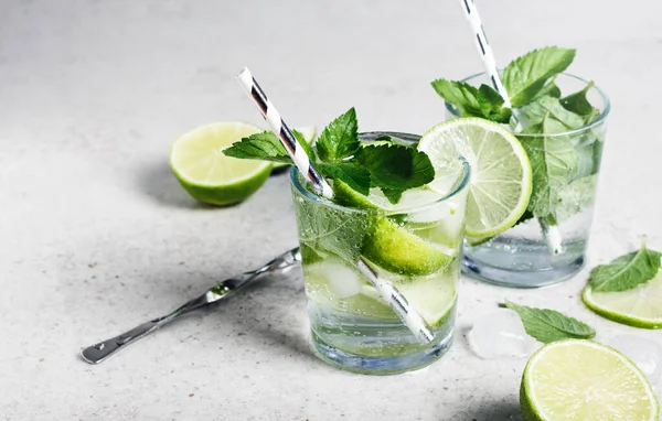 Orzeźwiający Napój Limonką Miętą Lodem Koktajl Mojito — Zdjęcie stockowe