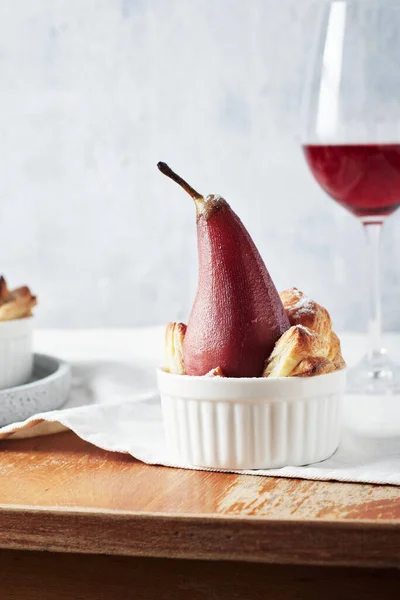 Kırmızı şarapta tarçınlı haşlanmış armut..