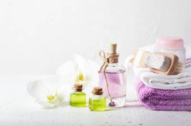 Parfüm şişesi, yağ ve orkide çiçekleri. Aromatik kozmetik ürünler, spa tedavileri.