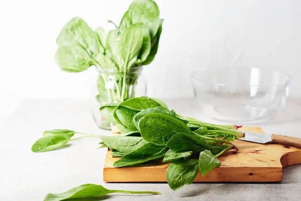 Frische Grüne Spinatblätter Auf Einem Küchentisch — Stockfoto