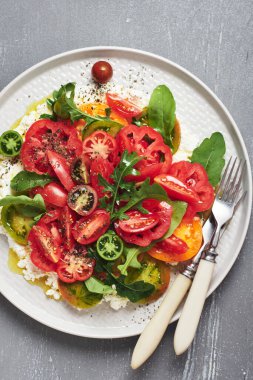Roka ve ricotta peynirli domates salatası..