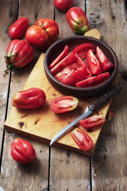 Tahta üzerinde domates sosu yapmak için taze domates..