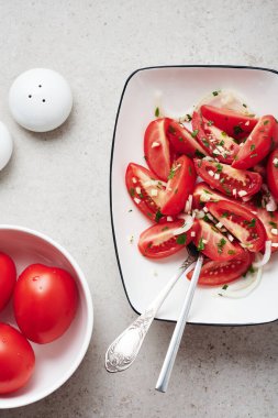 Soğanlı taze domates salatası ve arka planda sarımsak..