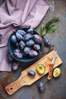 Bir kasede taze toplanmış erikler. Reçel yapma.