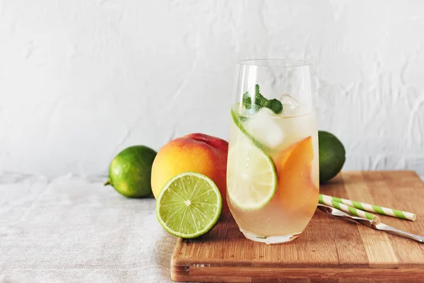 Bevanda Pesca Calce Cocktail Analcolico Estivo Bicchiere — Foto Stock