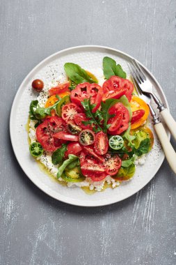 Roka ve ricotta peynirli domates salatası..