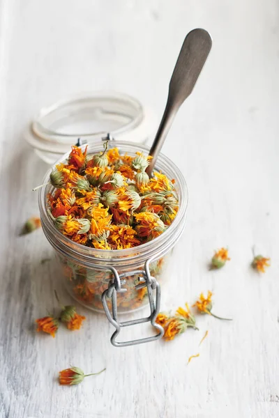 Kavanozda kurumuş kadife çiçekleri..