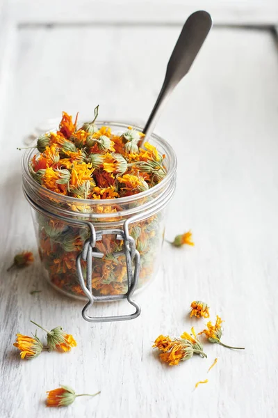 Fiori Calendula Secchi Vaso Legno Bianco — Foto Stock