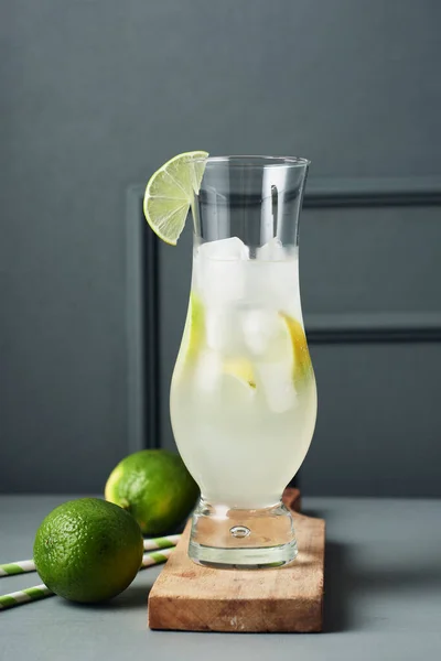 Cocktail Refrescante Limão Com Gelo Copo — Fotografia de Stock