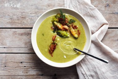 Brokoli ve Brüksel lahanalı yeşil sebze kremalı çorba..