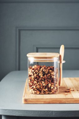 Kavanozda fındık ve kuru üzümlü ev yapımı granola..