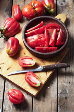 Tahta üzerinde domates sosu yapmak için taze domates..