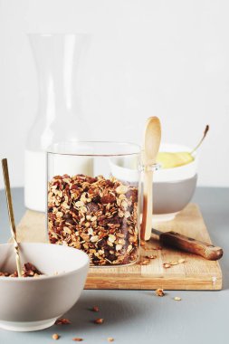 Fındıklı ev yapımı granola ve kaşıkla kavanozda kuru üzüm..