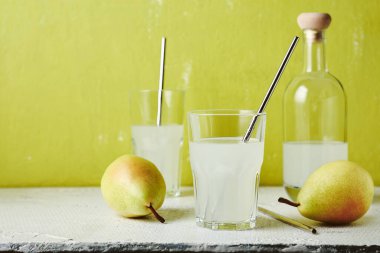 Armut suyu, bardakta kokteyl, yeniden kullanılabilir metal pipetler..