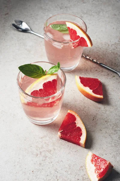 Дві Склянки Слабоалкогольного Грейпфрутового Напою Базиліком — стокове фото