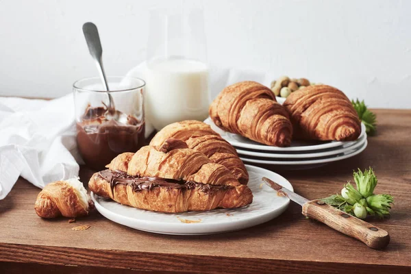 Kahvaltıda çikolata ve fındıklı kruvasan..