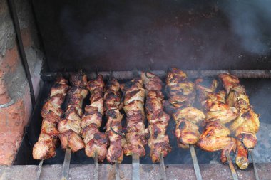 Et ızgarasında şiş kebap.