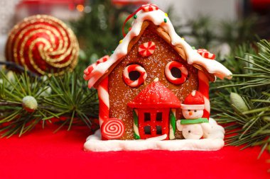 Bir köknar ağacının dallarında zencefilli ekmek evi