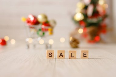 Minyatür oyuncak süpermarket arabası. Noel indirimi kavramı.