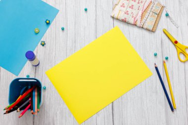 Adım 1. Adım adım fotoğraf talimatları. Paskalya Tavşanı tebrik kartı nasıl yapılır? Çocuk sanat projesi. Paskalya selamları. Çocuklar için yaratıcı fikirler. Çocuklar için bir zanaat.