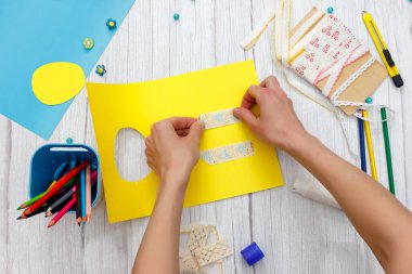 Altıncı adım. Adım adım fotoğraf talimatları. Paskalya Tavşanı tebrik kartı nasıl yapılır? Çocuk sanat projesi. Paskalya selamları. Çocuklar için yaratıcı fikirler. Çocuklar için bir zanaat.