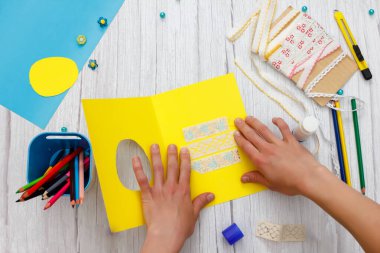 Yedinci adım. Adım adım fotoğraf talimatları. Paskalya Tavşanı tebrik kartı nasıl yapılır? Çocuk sanat projesi. Paskalya selamları. Çocuklar için yaratıcı fikirler. Çocuklar için bir zanaat.