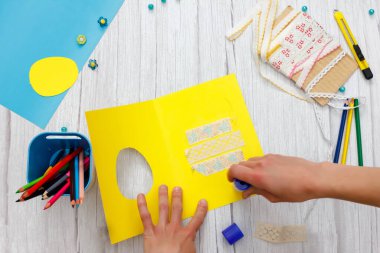 9. adım. Adım adım fotoğraf talimatları. Paskalya Tavşanı tebrik kartı nasıl yapılır? Çocuk sanat projesi. Paskalya selamları. Çocuklar için yaratıcı fikirler. Çocuklar için bir zanaat.