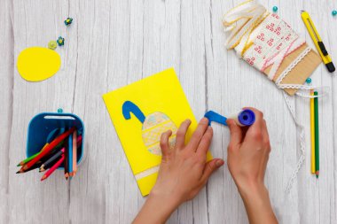 12. adım. Adım adım fotoğraf talimatları. Paskalya Tavşanı tebrik kartı nasıl yapılır? Çocuk sanat projesi. Paskalya selamları. Çocuklar için yaratıcı fikirler. Çocuklar için bir zanaat.