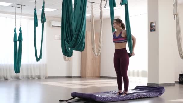 Ung vacker kvinna öva i flygande stretching swing. — Stockvideo