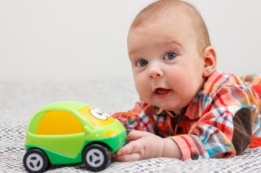 Bebek başına yalan mide ve makine ile çalış