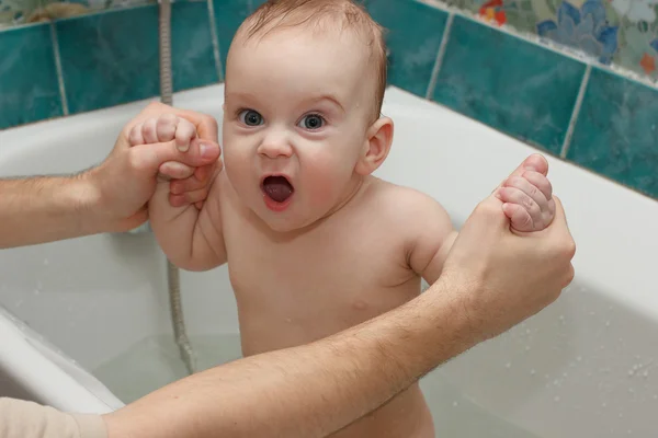 Bebé gritando en el baño — Foto de Stock