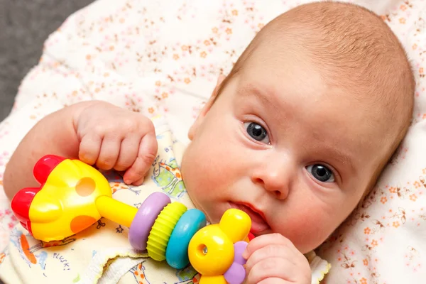 Bebé se acuesta con juguete —  Fotos de Stock
