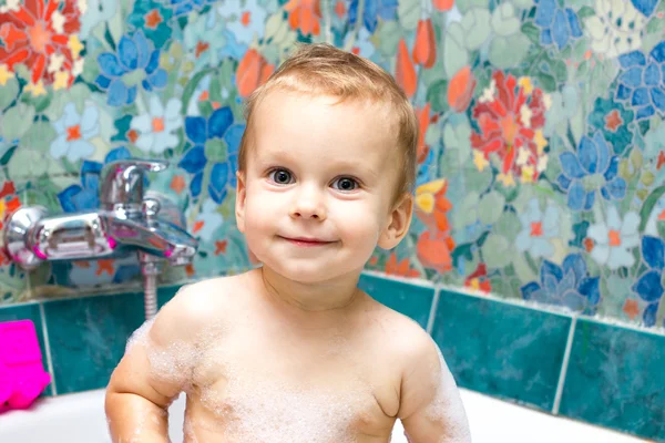 Bebé feliz en espuma de baño —  Fotos de Stock