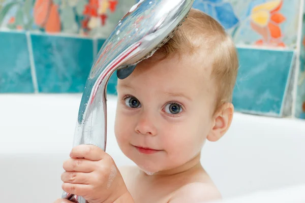 Bebé feliz en espuma de baño — Foto de Stock