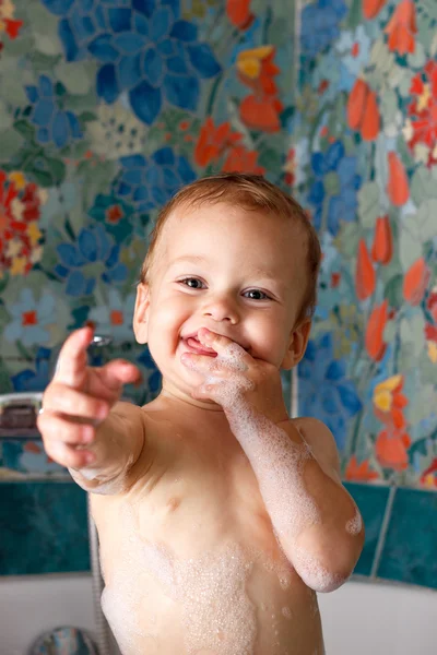 Bebê feliz na espuma do banheiro — Fotografia de Stock