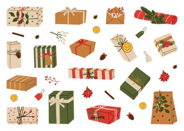 Kırsal Noel ve Yeni Yıl hediyesi koleksiyonu. Kraft ambalaj kağıdı, sicim kurdelesi, ladin dalı, kutsal dut, ökseotu ve kurutulmuş portakal ile süslenmiş eko hediye kutuları. Vektör illüstrasyonu