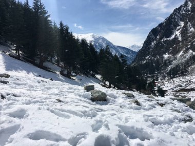 Pakistan Usho Vadisi 'nde şiddetli kar yağışının güzel ve manzaralı manzarası.