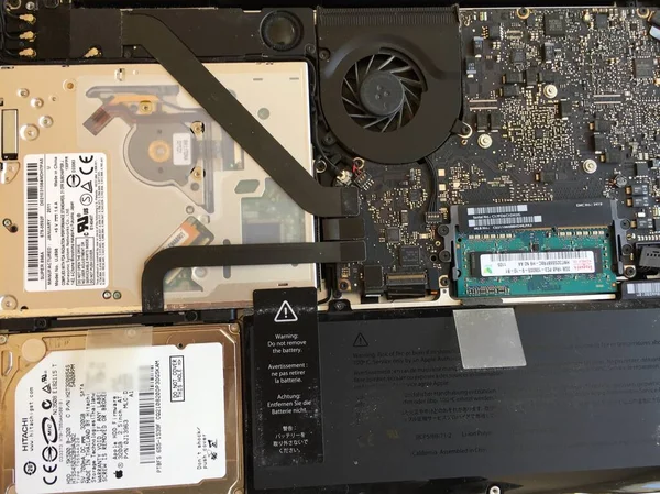 维修用的手提电脑拆卸 — 图库照片