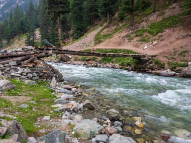 Kalam nehri üzerindeki ahşap köprü mavi su vadisi Pakistan