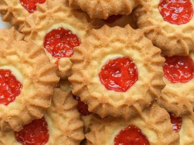 Meyve reçelli lezzetli sepetlerin yakın çekimi.