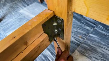 Tahta Yatak Çerçevesi Parantezinde El Sıkıştırma Sürgüsü.